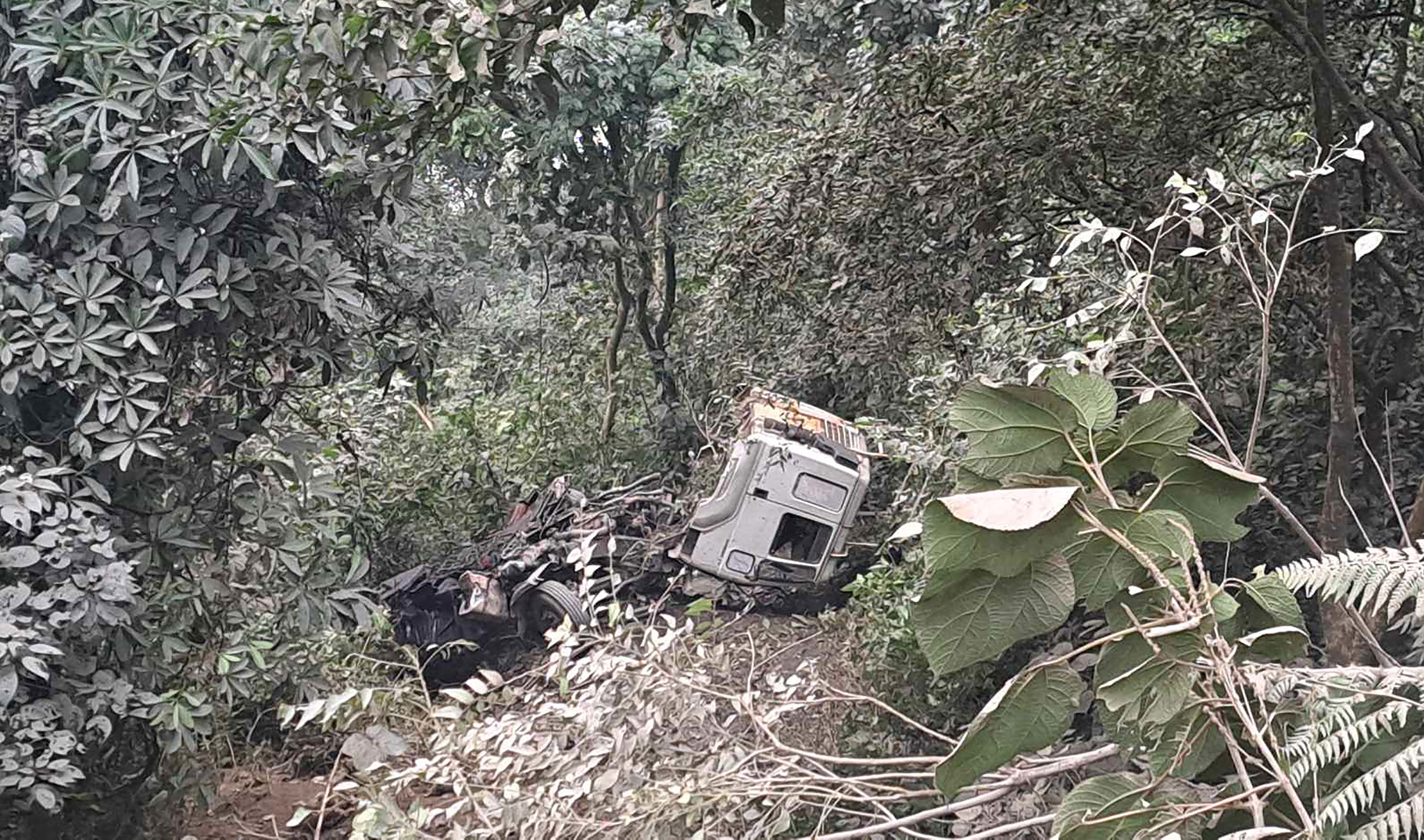 धादिङको कृष्णभीरमा ग्यास बुलेट दुर्घटनाः चालक र सहचालकको अवस्था अज्ञात
