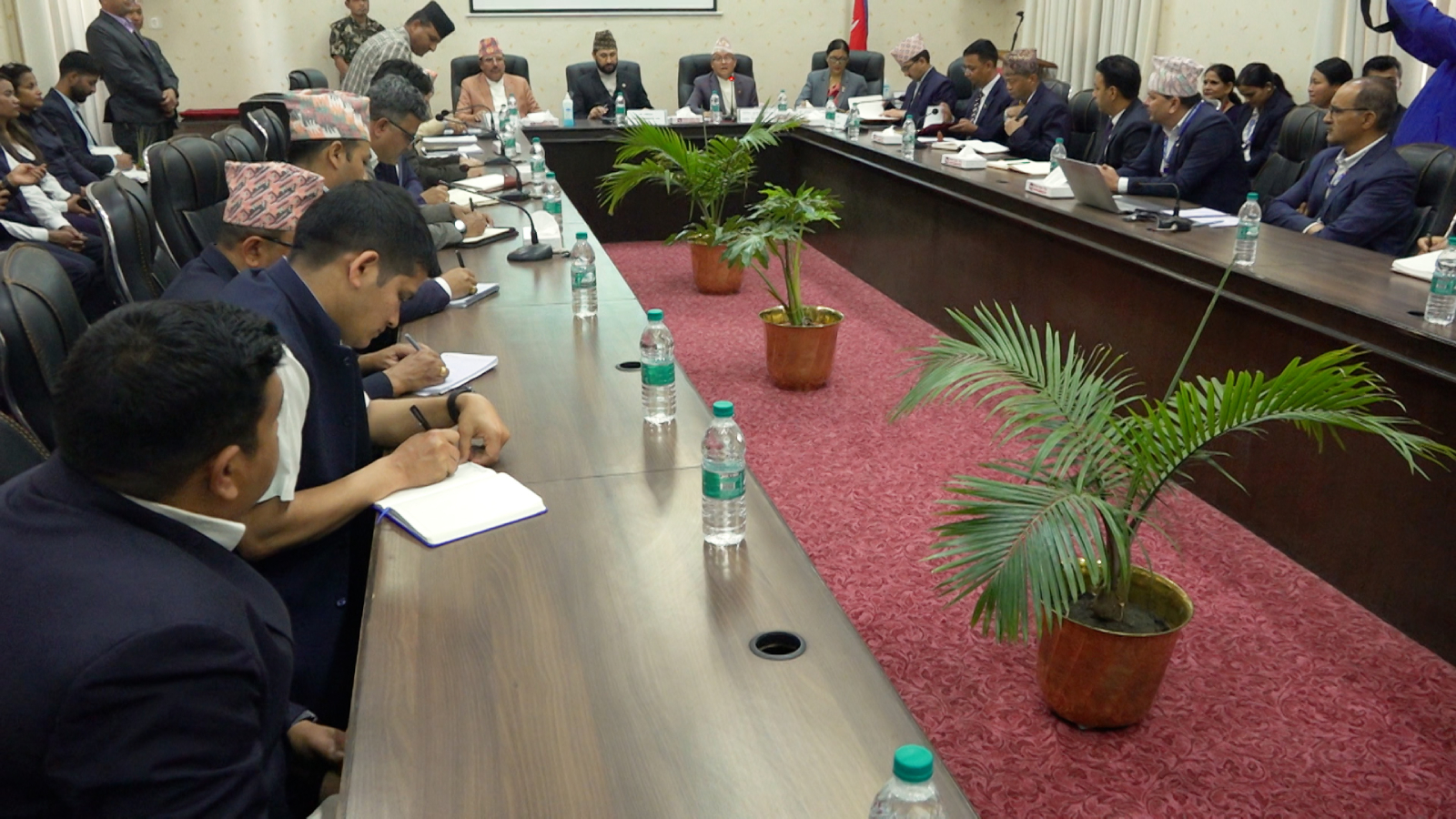 निर्वाचन आयोगले गर्यो गृहमन्त्री लामिछानेसँग छलफल