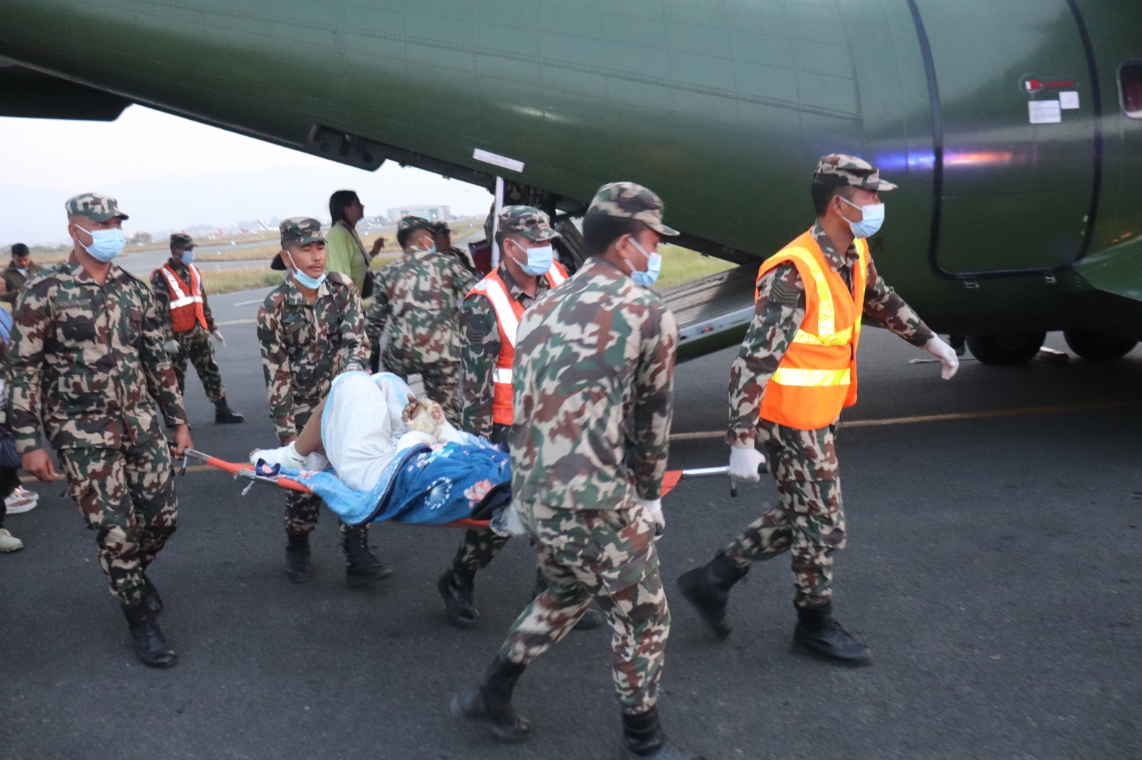 उर्लाबारी आगलागी : १४ जनालाई उपचारका लागि सेनाको स्काइ ट्रकबाट काठमाडौं ल्याइयो 