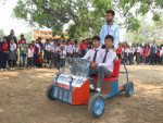 १० कक्षामा पढ्ने विद्यार्थीले बनाए विद्युतीय कार