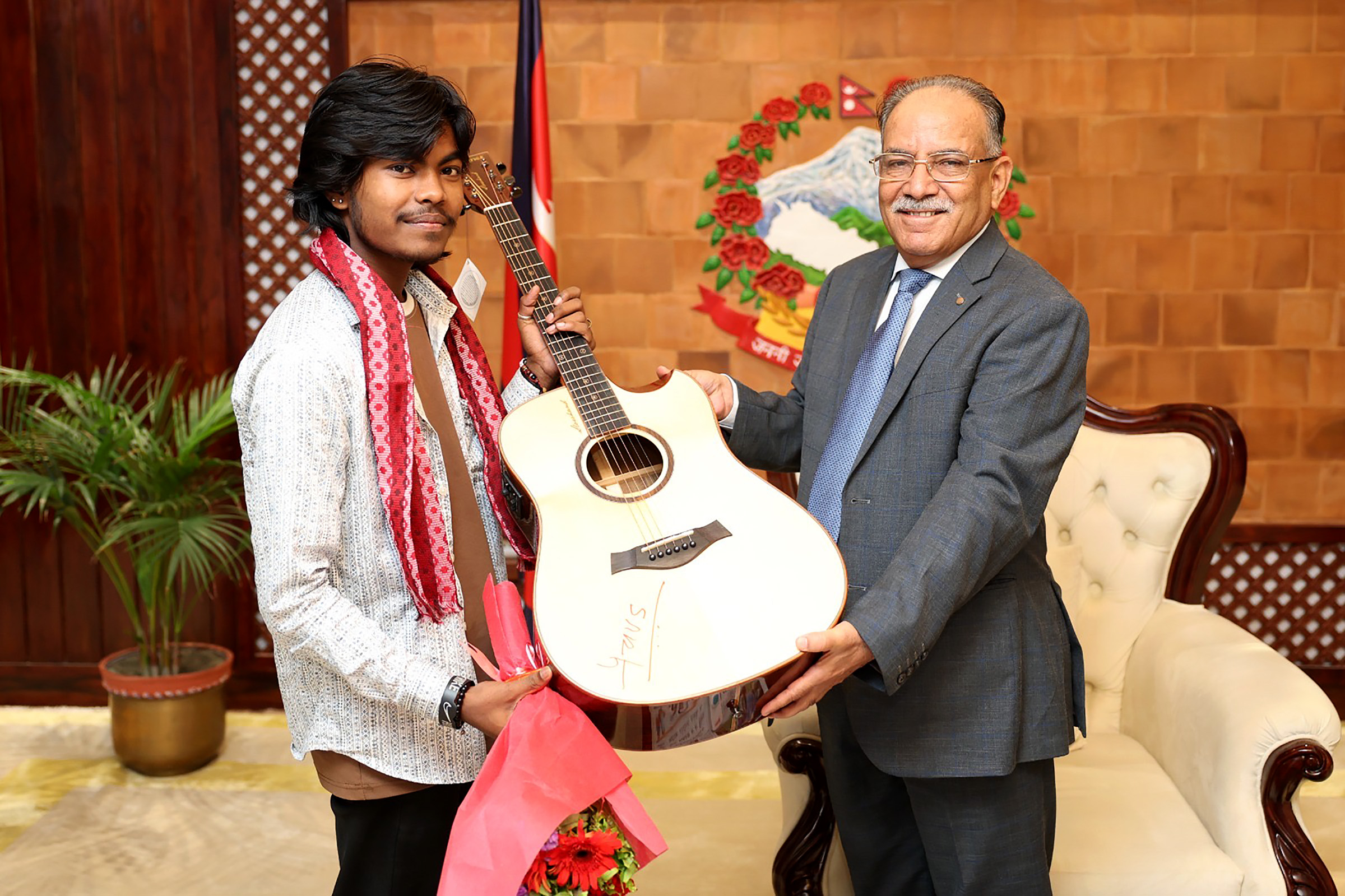 नेपाल आइडल विजेता करण परियारलाई प्रचण्डले दिए गितार [तस्बिरहरू]