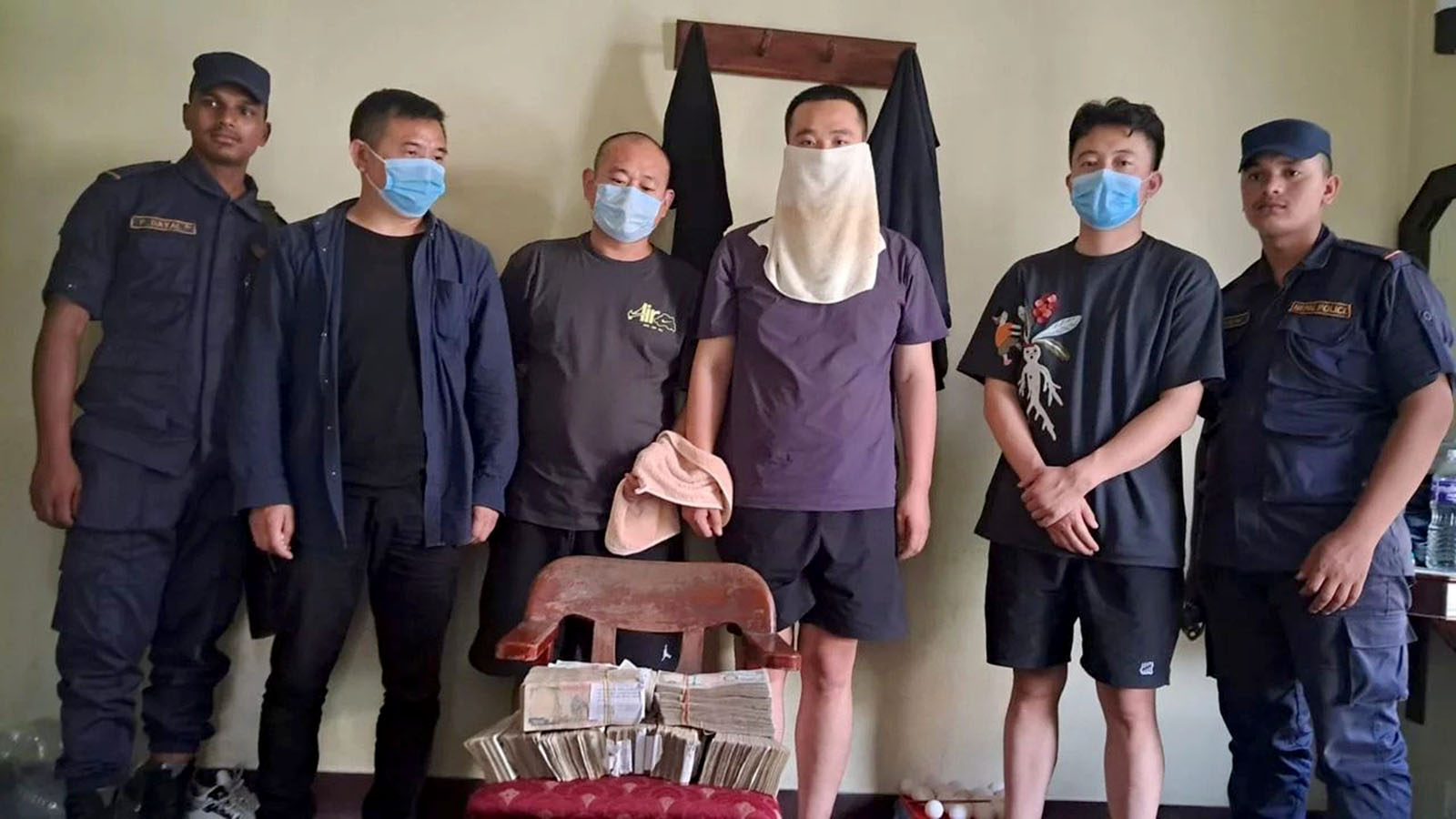 स्रोत नखुलेको ६९ लाखसहित भक्तपुरबाट चार चिनियाँ नागरिक पक्राउ