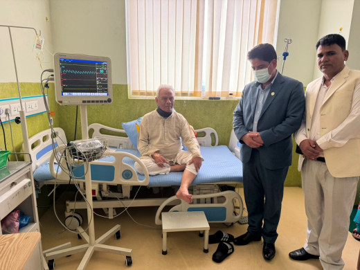 उद्योगमन्त्री भण्डारीले अस्पताल पुगेर भेटे पूर्वप्रधानमन्त्री चन्द
