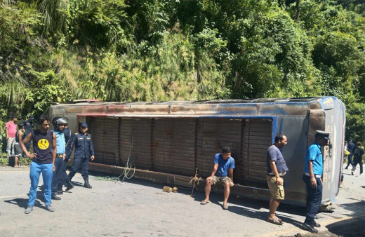 भीरबाट खसेको ढुंगा लागेर मुग्लिन–नारायणगढ खण्डमा बस पल्टियो