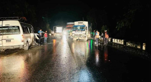 चितवनमा माइक्रो बस ट्याङ्करसँग ठोकियो