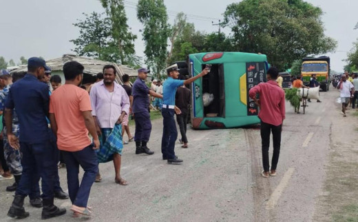 ओभरटेक गर्दा रौतहटमा बस दुर्घटना, एकको मृत्यु, ८ घाइते 