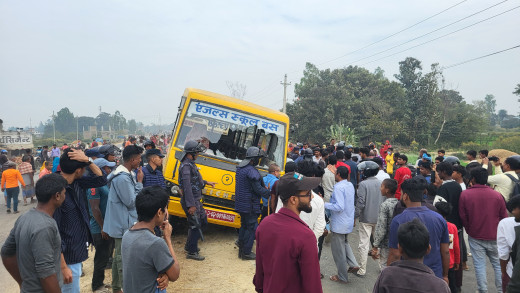 स्कूल बसको ठक्करले एक जनाको घटनास्थलमै मृत्यु