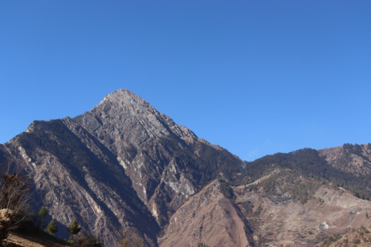 पर्यटकको रोजाइमा चंखेली हिमाल 
