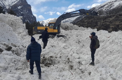 ढुकुरपोखरीको हिमपहिरो पन्छाउन थालियो