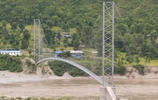 सुनकोशी नदीमा झोलुङ्गे पुल बन्यो, डुङ्गा चढेर वारपार गर्नुपर्ने बाध्यता हट्यो 