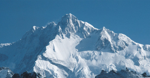 दुई नेपालीसहित तीन जनाले गरे कञ्चनजङ्घाको आरोहण