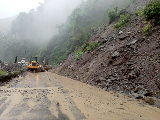 ४ जना सवार कारलाई गजुरी नजिक पहिरोले बगायो