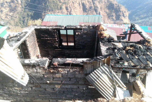 अँगेनोको आगोले घर खरानी