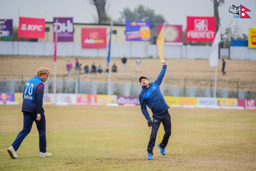 कुशल र अनिल एकै ओभरमा आउट