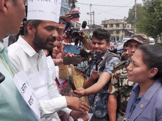 विभिन्न शैक्षिक माग राखेर आन्दोलनरत चापागाईंलाई भेट्न माइतीघरमा शिक्षामन्त्री