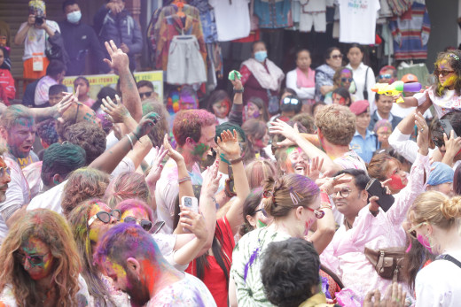 आज तराईका जिल्लामा मनाइँदैछ होली