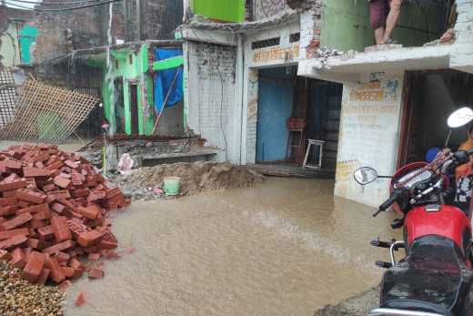 बाढीबाट विस्थापित बैतडीका ७० परिवार घर फर्किए