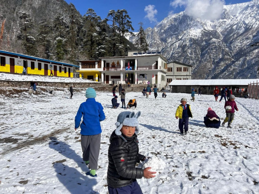 एसईईलाई लक्षित गर्दै खुले मनाङका विद्यालय, हिउँमा खेल्दै पढ्दै विद्यार्थी