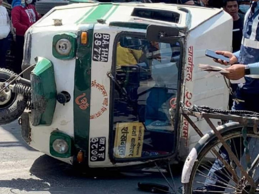 काठमाडौंको शंखमुलमा टेम्पो पल्टियो, बालकसहित ३ जना घाइते