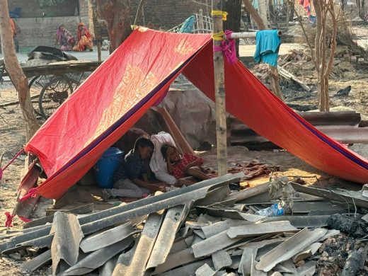 त्रिपालमुनि अनिदोमै रात कटाउँदै आगलागी पीडित परिवार