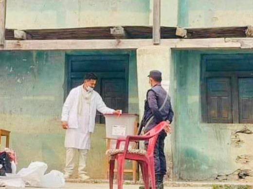 बझाङ उपनिर्वाचनः कांग्रेस उम्मेदवार सिंहले गरे मतदान  