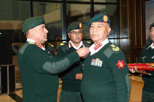 सेनाको रथी पदमा बढुवा भएका अशोकराज सिग्देलले लगाए दर्ज्यानी चिन्ह