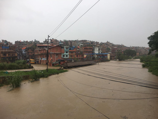 भक्तपुरको हनुमन्ते खोलामा आएको बाढी बस्तीमा पस्यो, सूर्यविनायक क्षेत्र डुबानमा