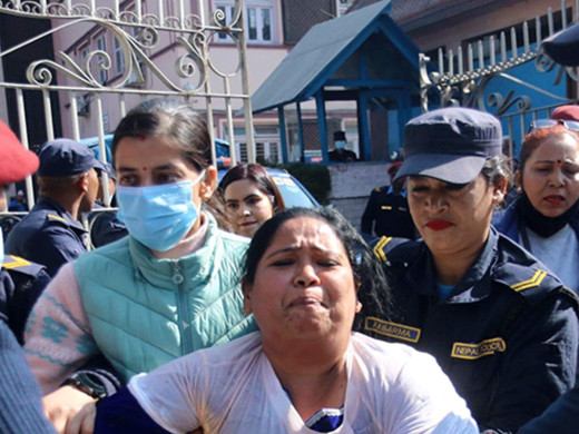 सर्वोच्च परिसरमा आत्मदाहको प्रयास गरेकी आरती रावलले इजलासमै विष सेवन गरिन्