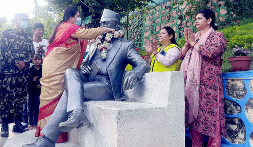 पूर्वराष्ट्रपतिद्वारा मदन भण्डारीको सालिकमा माल्यार्पण