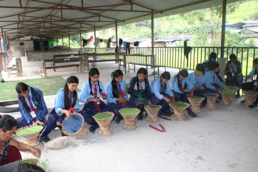 मुढा बुन्न सिक्दै विद्यार्थी