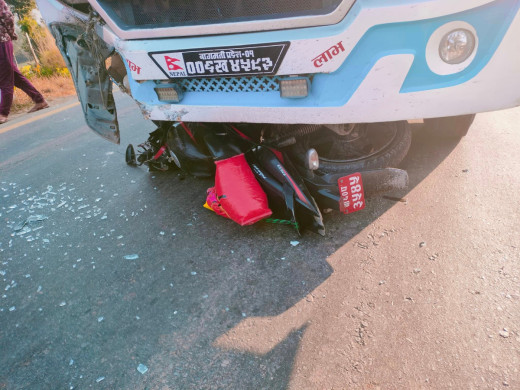 बसले मोटरसाइकललाई ठक्कर दिँदा सिन्धुलीमा दुई जनाको मृत्यु [अपडेट]