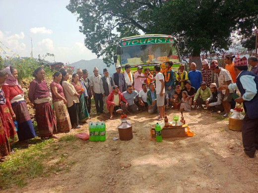 गाउँमा बस पुगेपछि पूजा गरेर स्वागत