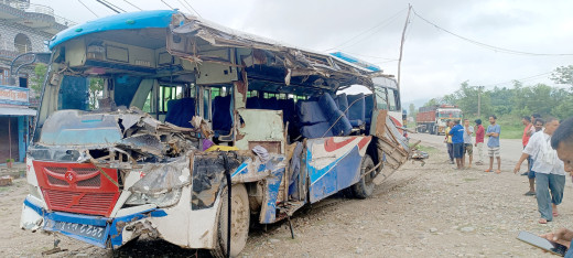 सर्लाहीको रायमाझी चोकमा बस दुर्घटना, तीन जनाको मृत्यु