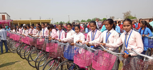 छात्रालाई साइकल