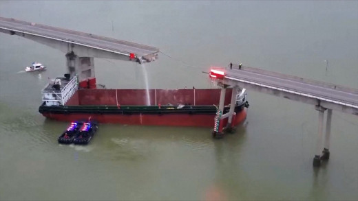 चीनमा पुलमा पानीजहाज ठोक्किँदा चार जना बेपत्ता
