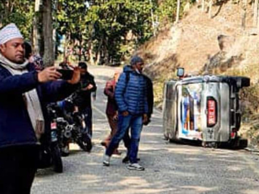 एमाले महासचिव शंकर पोखरेल चढेको गाडी दुर्घटना