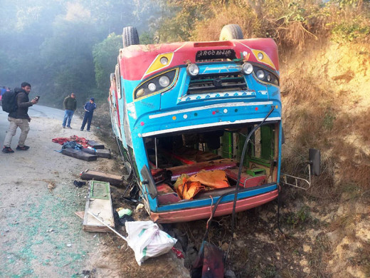 वनभोजका लागि दाङ जाँदै गरेको बस दुर्घटना, २० जना घाइते