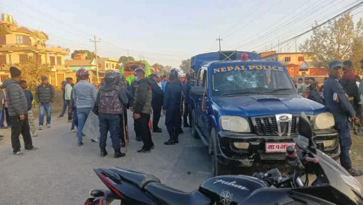 विद्यार्थीले बन्द गरे घोराही-तुलसीपुर सडक, सम्झाउँदै प्रहरी