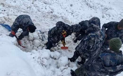 भारतीय सडक प्रयोग गरी शव खलङ्गा ल्याइँदै, दुईजना अझै बेपत्ता