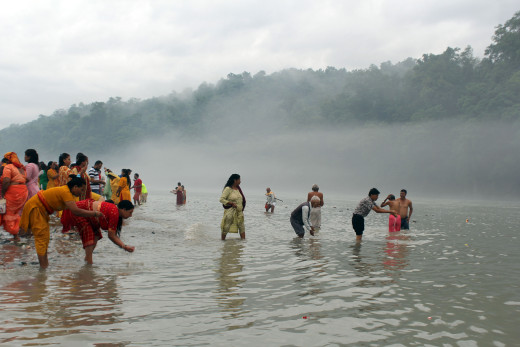 तीर्थस्थल देवघाटधाममा स्नान गर्नेको भीड