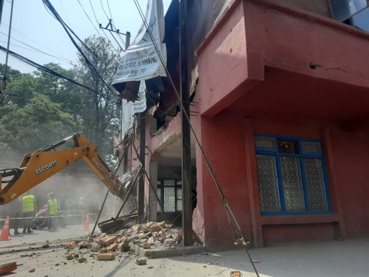 महानगरले अनामनगरस्थित क्वानमुकान करातेको भवन भत्कायो 