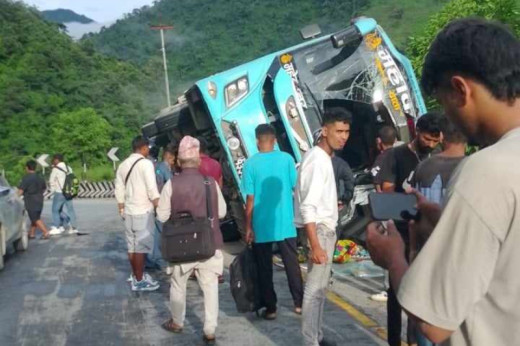 नारायणगढ–मुग्लिन सडकको घुमाउनेमा यात्रु बस दुर्घटना हुँदा १५ जना घाइते, २ को अवस्था गम्भीर