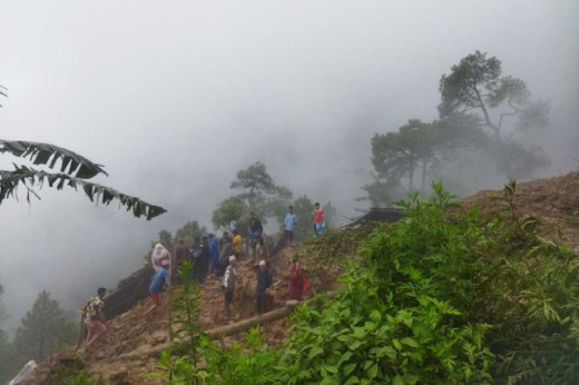 पहिरोले दुई घरमा क्षति, दुई घर जोखिममा