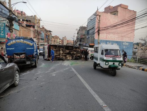 ललितपुरमा बीच सडकमै पल्टियो बस