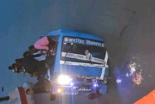 अपडेट: सप्तकोशी नदीमा खसेको बसमा थिए १७ यात्रु, चालक पक्राउ