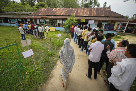 निर्वाचनको पहिलो दिन हिंसा भएपछि उत्तरपूर्वी भारतका केही मतदाता मतदानमा फर्किए