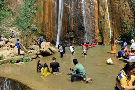 गर्मी छल्न झरनामा पर्यटक