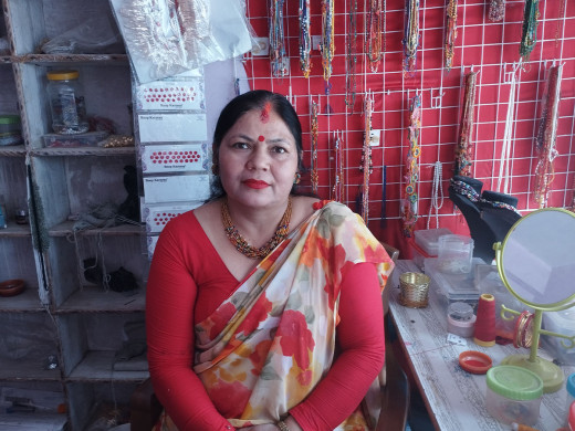 ‘युट्युब’ हेर्दै सीप सिक्दै कैलालीका महिला
