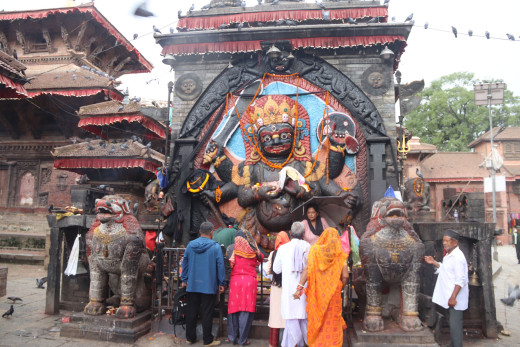 काल भैरव दर्शन गर्दै भक्तजन