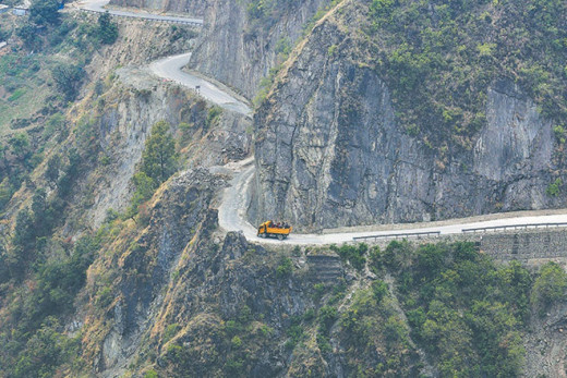 हेटौंडा-काठमाडौं जोड्ने तीनवटै सडक पहिरोले अवरुद्ध